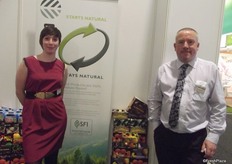 Gemma Jackson and Glyn Champion from Graphic Packaging show the new range of paperboard packaging solutions for fruit and vegetables