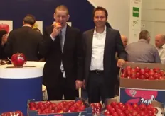 Gary Harrison from Worldwide Fruit and Rosstan Mazey from Turners and Growers enjoying Jazz apples.