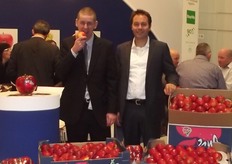 Gary Harrison from Worldwide Fruit and Rosstan Mazey from Turners and Growers enjoying Jazz apples.