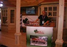 Arnoldo Sam of Casas Tipo Canadiense, an expert in the building of wooden houses.