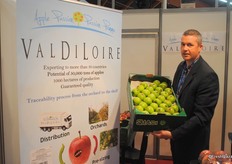 Bobby Barton from ValDiLoire, a Loire Valley based apple growing group. He holds a box of Smash apples, known in United Kingdom.