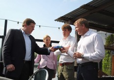 Robert Zerres hands over the key to Bremen to Oron