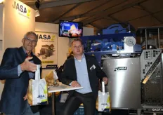 Piet Pannekeet and Hendrik van den Berg of JASA Packaging Systems.They are the first license holder for a patented new handle for packaging. This handle is fixed to packaging during the filling process without loss of production speed.