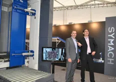 Johnny de Bat and Sacha Bakker of Symach Palletizers. During the presentation they showed the new type of palletiser of a new generation of palletisers for the first time. This generation has the advantage of being faster, more product friendly, more efficient and uses less energy.