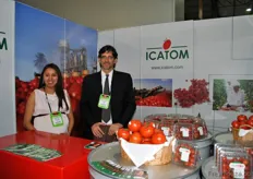 Emma L. Saire De La Torre and Manuel Gubbins of Icatom. They produce fresh tomatoes in greenhouses, such as cherry tomatoes and round tomatoes. Both are distributed through supermarkets and local food services.