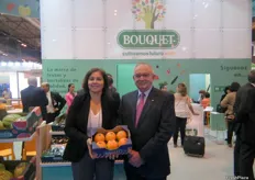 Carlota Pardo, Communication manager at Anecoop and Juan Vicente Safont, president of Anecoop, promoting its Persimon® kakis under the Bouquet brand. In addition to horticultural products and traditional fruits, like citrus, Persimon® kakis will also be in the spotlight; a fruit that has already become one of Spain’s favourites this autumn.
