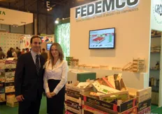Roberto García, Marketing and Communication manager of FEDEMCO, exhibiting its wooden packaging for fruits of all sizes.