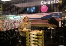 Cristina Gutiérrez, Marketing manager of El Ciruelo, showing the clock-shaped container for New Year’s Eve’s lucky grapes, under the brand “¡¡frut@express!!”