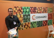 Antonio Andreu, of Codiagro, presenting its new corporate image and promoting Alcaplant New®, a simple solution to the problem of providing calcium to soil and plants, presented in a “Bag in Box” bag.