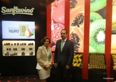 José Aparicio and Teresa Brotons at the stand of Bonysa Agroalimentaria, promoting their peeled natural pineapple, commercialised under the brand Sanflaviño.