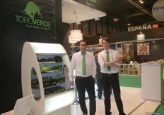 Lorenzo Fernández and David Mida at the stand of Toro Verde, specialists in lettuce and salads.