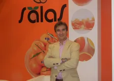 José Salas Fernández, at the stand of Hermanos Salas, promoting Valencian citrus.