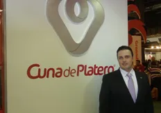 Sergio Sanz at the stand of Cuna de Platero, a strawberry specialist which returns once again as exhibitor at Fruit Attraction.