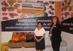 Susana Giménez (right) and her colleague at the stand of Badrinas, S.A., specialist in glues and sticking material for packaging in the horticultural sector. This is their first year at Fruit Attraction and they presented SEMPACOL, a new HOT-MELT high performance sticking material for boxes and trays.
