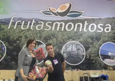Lucía Polo and Federico Montosa at the stand of Frutas Montosa, from Vélez-Málaga, presenting its Hass avocados and Spanish mangoes. They also exhibited their own guacamole with 95% avocado, without preservatives or colourings, thanks to a high-pressure system used during packing.
