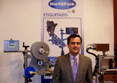 Gerardo Martínez, of MarCoPack, presenting its automatic and semiautomatic labelling machines.