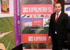 Antonio Guillén, commercial agent of Kopalmeria, promoting its fruits and vegetables.