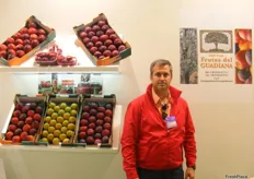 Miguel Ángel Romero Burgos, of Frutas del Guadiana, promoting its fresh fruits.