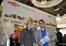 Yvonne Harz-Pitre from AgroFresh and Erwin Salomon from Van Amerongen celebrate a new partnership to market a new technology for Advanced Control Respiration (ACR) that will combine new equipment and control systems with a comprehensive set of fruit quality management services.