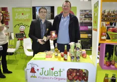 Vincent Lehalier and François Guigues promoting the organic apple Juliet, but also the various juices.