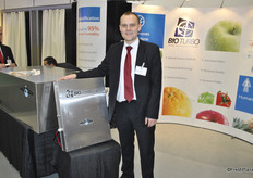 Mike Svystun from Miatech promoting a new product BioTurbo 100, it is a more compact product and easy to attach to a container on a truck.