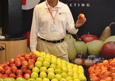 Tim Evans from Chelan Fresh Marketing promoting their apples. Tim Evans holds the Honeycrisp as this is an apple that's increasing in consumption in the United States. Last year 10 million bushels were sold and still demand is exceeding supply, so new orchards are being planted.