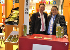 Edwin Jansen from Bud Holland and Patrick Cortes from Gourmet Trading romoting the asparagus.