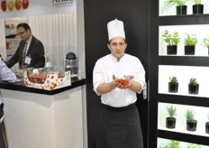 Marc Meya, one star chef in France, was in the Azura booth to cook with their products and let visitors taste, what you can do with tomatoes from Azura. Azura does a lot on taste, they have taste panels within the company, but not only in the company also with consumers. These are blind tests to select the perfect variety for the retailers and consumers. From 350 test-varieties, only 2 will survive for the market.