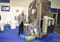 Lonnie Alden from Atlas Pacific promoting a machine that cuts a pineapple into slice and cubes 100% itself.