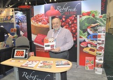 "David Anthony of RubyFresh is promoting his jewels. Pomegranat arils to add in salads, but now also in a small cup. Easy for childeren to "drink it", instead of using a spoon."