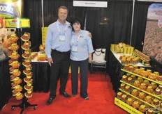 David Leitch and Kathryn Ault from NatureSweet Tomtatoes. They promot new merchandising olutions and a new packaging: a bigger pack for tomatoes.