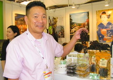 "Ko Nakamura of Delta International Japan with their "raisin on the vine"