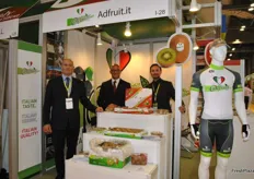 The team of Adfruit Italy, distributing peaches, nectarines and kiwi.