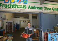 Fruit and vegetable trader Andreas Obst Gmbh is a supplier of a full package and also sells convenience products such as shopped vegetables, desserts and dairy products. The owner is Andreas Obst. He is photographed with Spanish products. Andreas Obst imports a lot through Holland, as it is delivered quickly. (www.fruchthaus-obst.de)