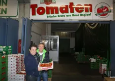 Friedriech Hermanns (right) of Hermanns Tomatoes is specialised in the cultivation of various tomato varieties. He has a greenhouse not far from the market with 2 hectares of tomatoes and purely sells his own harvest on the wholesale market. It is sold to wholesalers, small businesses and gastronomics. According to Hermanns the tomato cultivation in Germany is becoming increasingly difficult for a small grower a there are increasingly large companies and cooperations .