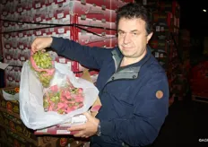 The Greek owner Ilias of Ilias Direktimport. He shows grapes from Greece. He directly imports products from his Heimat and has good contacts with Dutch suppliers. Ilias says that the supermarkets' competition puts more pressure on wholesalers every year. Supermarket are importing more directly. This is why he has decided not to supply to large supermarket chains, but mainly to food service and local shops and supermarkets.