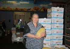 Gellert fruchtgroosshandel mainly has fruit in their assortment. Marion Behrens presents a melons from Kazakhstan. She believes they have a perfect flavour and that they melt in your mouth. Gellert supplies a lot of Russian customers and has adapted her assortment for this.