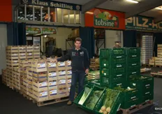 Thomas Reinsch is the owner of Klaus Schilling. He is pictured here next to the top fruit and the winter vegetables. According to Thomas their assortment is mainly broad. One of the brands he carries is Tobsine, citrus.
