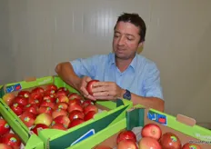 Marc Peyres is checking the apple