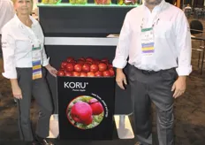 Jill Morrison and Bruce Turner at the Koru display. Oneonta Starr Ranch Growers is one of the three companies that are allowed to imported from New Zealand. The apple is a half Fuji and half Braeburn. The company is aso planting Koru in United States. The commercial volumes will be there in 2016. There were consumers looking for the company tos end letters and telling that they never had eaten such a good apple. Besides the Koru, Oneonta will also come with a JuiciDelite, with commercial volumes in 2017.