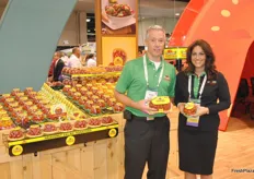 Michael Joergensen and Tracy Reeder promote the new packaging for the Impact Award for the Sunburst and the Glorys. It is a bigger container. Besides they also have a new variety cherry tomato for the Glorysit is smaller, sweeter (birx of 9-10). The reason is hat they’ve seen the market getting satisfied for the regular cherry tomatoes, so it was time for a new variety.