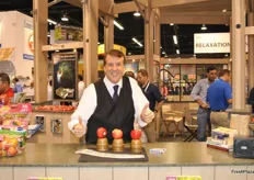 The magician at the booth of Stemilt Growers