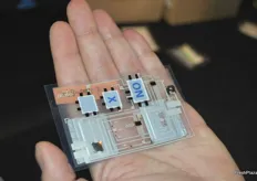 Paksense has a new flat logger. It is more flat than a creditcard and it works similar. You put it on a pallet and it turns on. It will also show you with a croos if it was too warm or too cold. In the photo it was too warm, because of the hand.