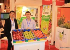 JMC, Jouffruit en Mesfruits were sharing a stand. On the left: Anne Depuis from JMC Fruits and on the right Eric Fontagnere from Jouffruit.
