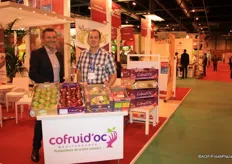 Coöperatie Cofruitd'oc is marketing different fruit and vegetables. On the right: Erwan Jade of Cofruid'oc and on the left: visitor Eric Godard from Laparra (importer/exporter in Rungis)