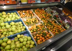 In 1 supermarket, clementines with leaf could be found.