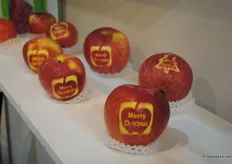 Appels with label of Chinapple Company