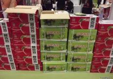 A display of apple and pear boxes from Xin He Shou Chao.
