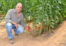 Erez Eitan showing the tomatoes.
