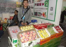 Li xian Long from Dalin Dongmatun Fruit with a selection of Chinese apples.